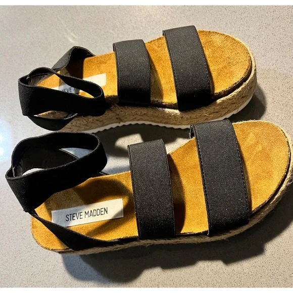 Steve Madden Kimmie Black Sandals.  Size 6 - Picture 10 of 11